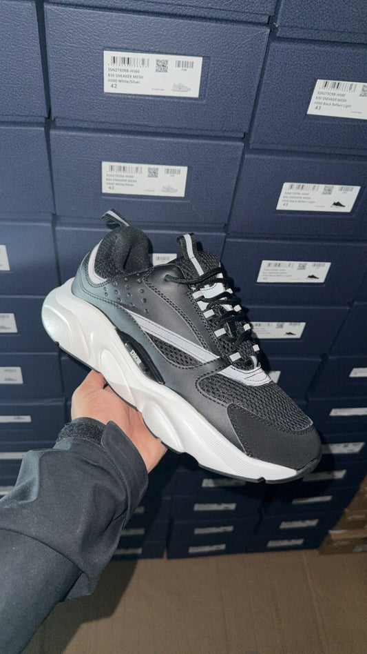 Superclone Blk/white B22